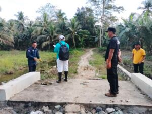 Pembangunan Deuker Plat Jalan Produksi Dusun I Desa Sumber Jaya